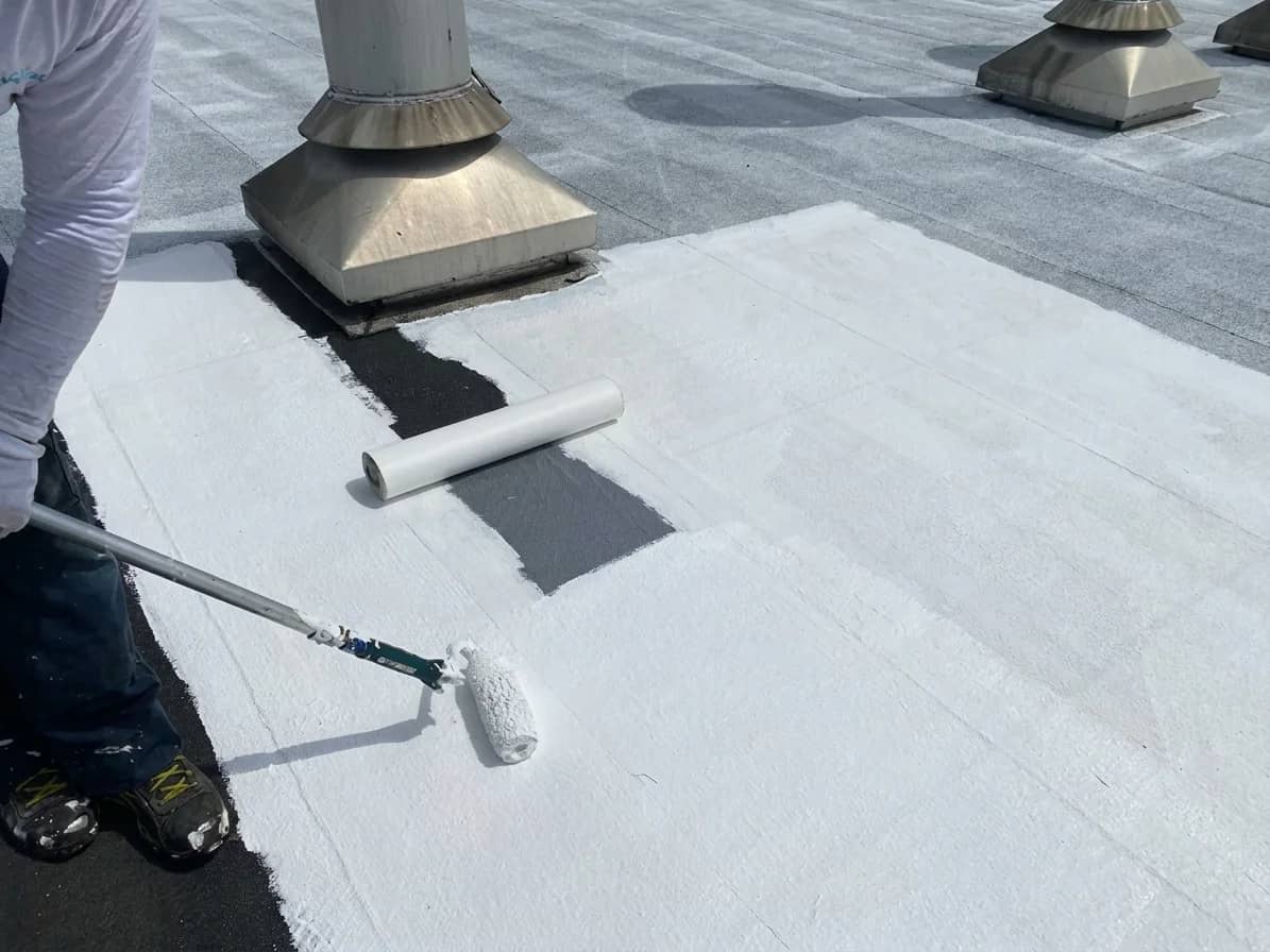 Application de CovaSeal 20 sur une toiture plate et terrasse